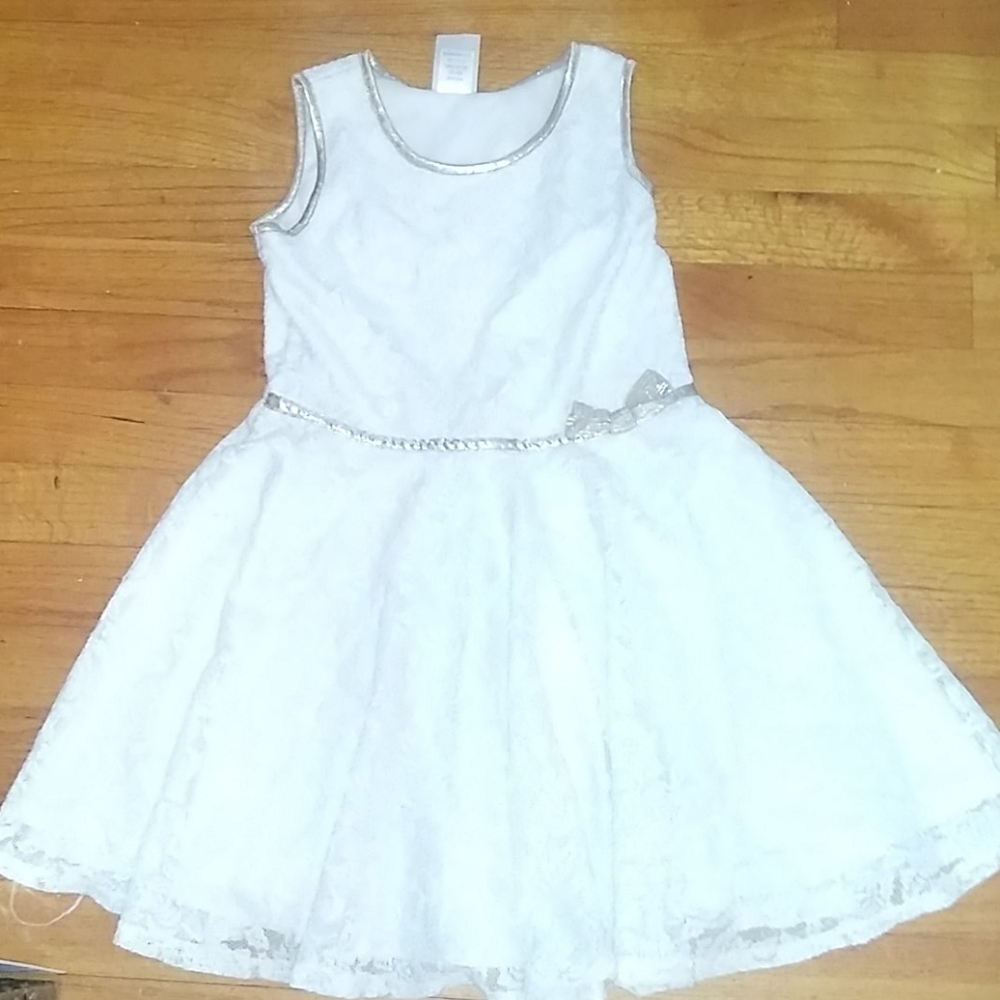 💙Beautiful white dress with silver trim